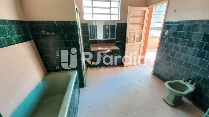 Unfurnished house with 6 bedrooms and 401 m² — photo 20