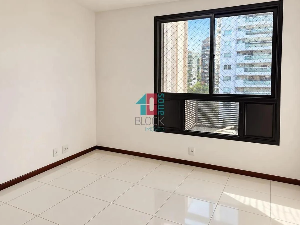 4-bedroom apartment with a glass-enclosed balcony — photo 4