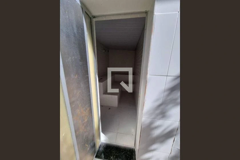 Balcony with a grill in a 3-bedroom house, 760 m² — photo 9