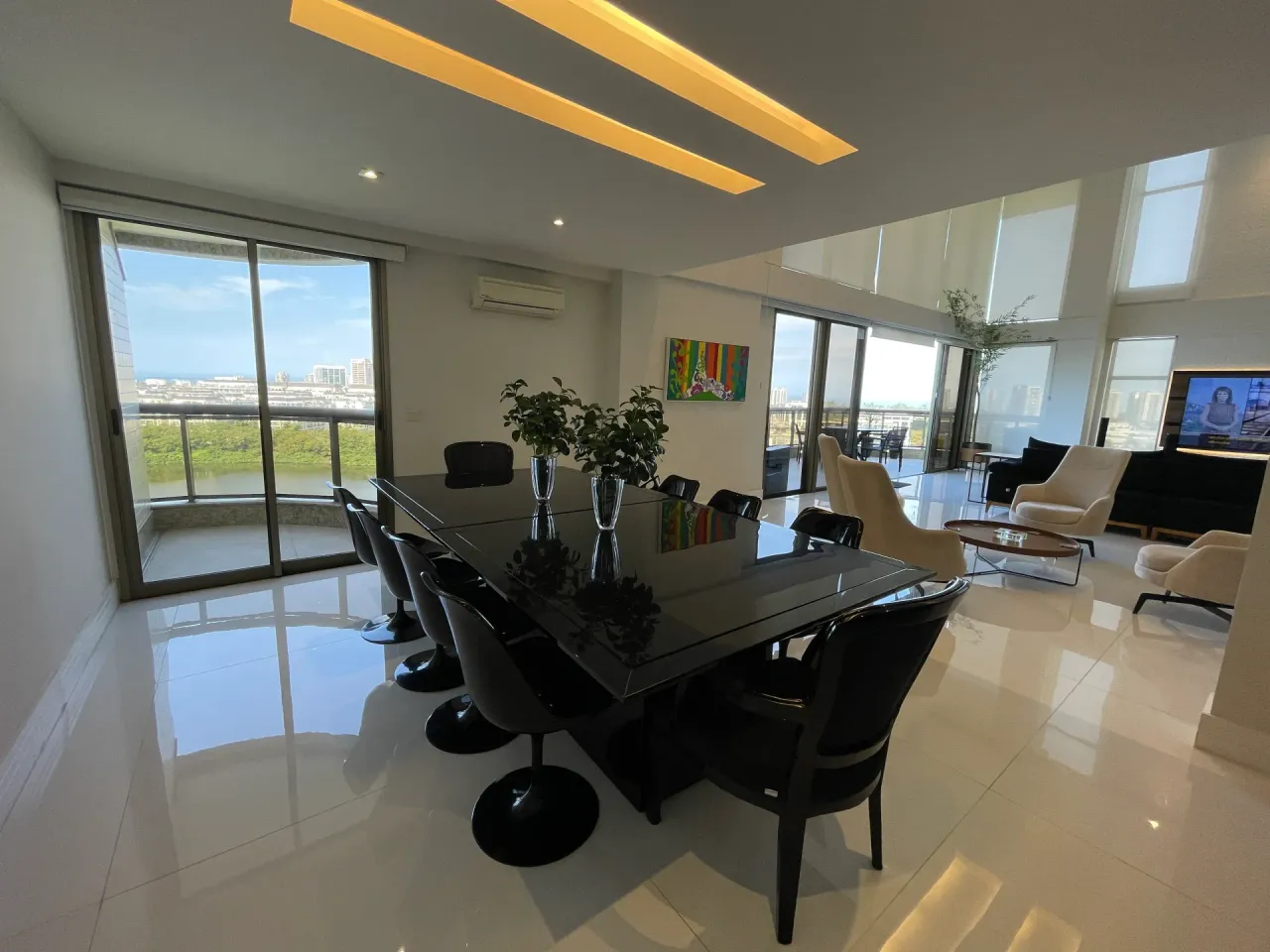 4-bedroom apartment with a glass balcony and 267 m²