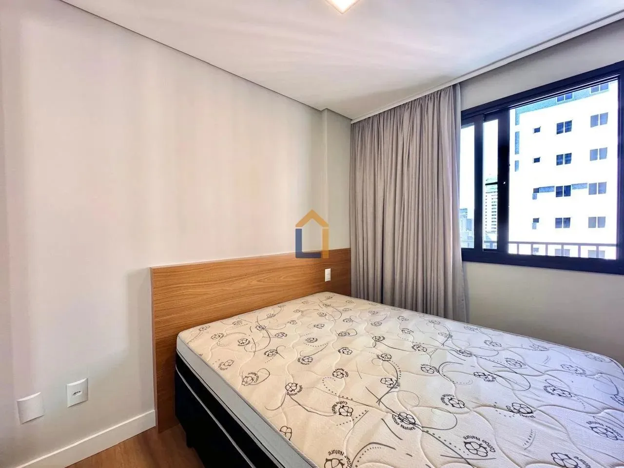 Apartamento de 1 quarto com cozinha integrada e cooktop compacto — photo 6