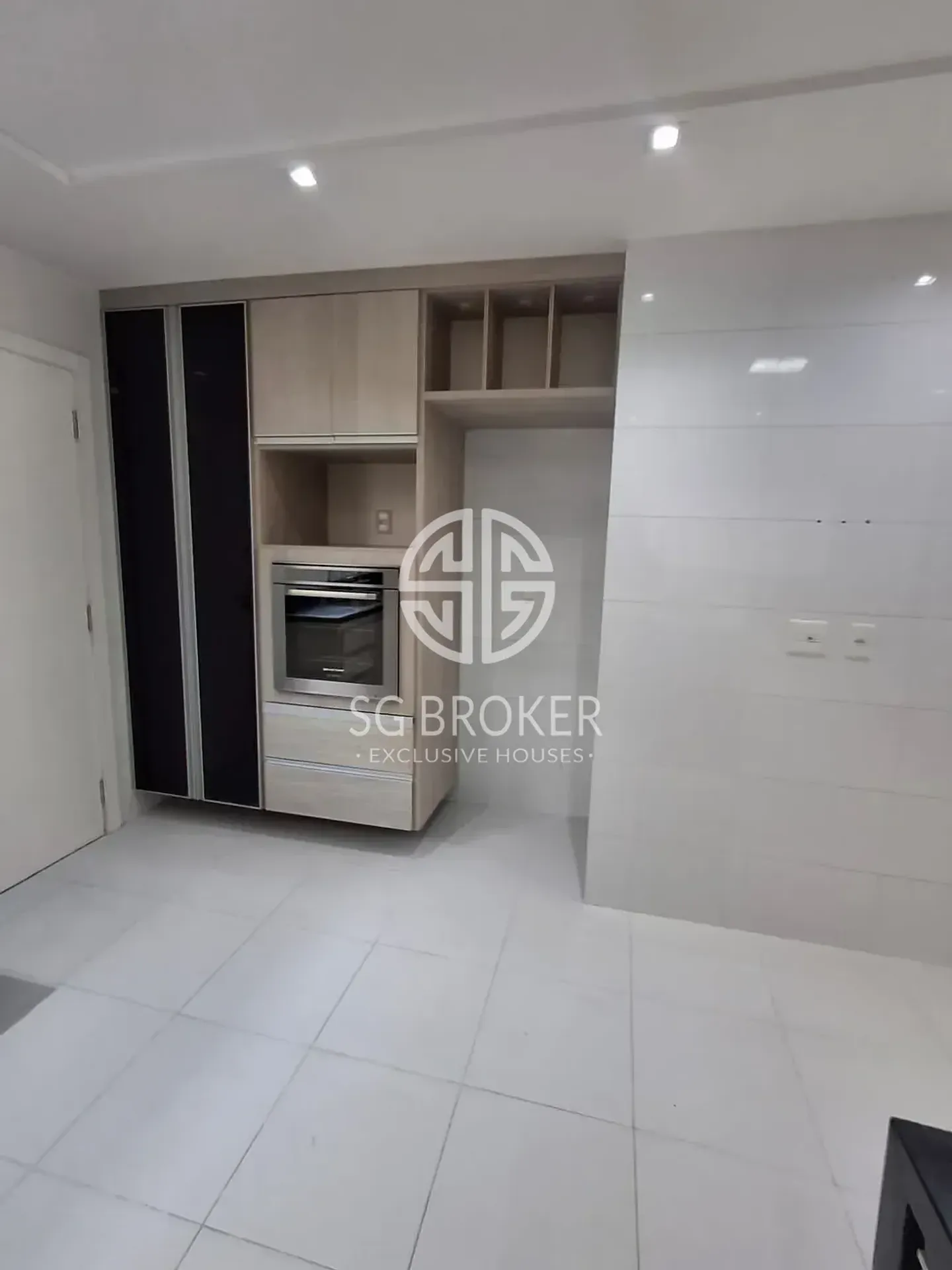 Casa com 5 suítes e 5 banheiros, 330 m² — photo 38