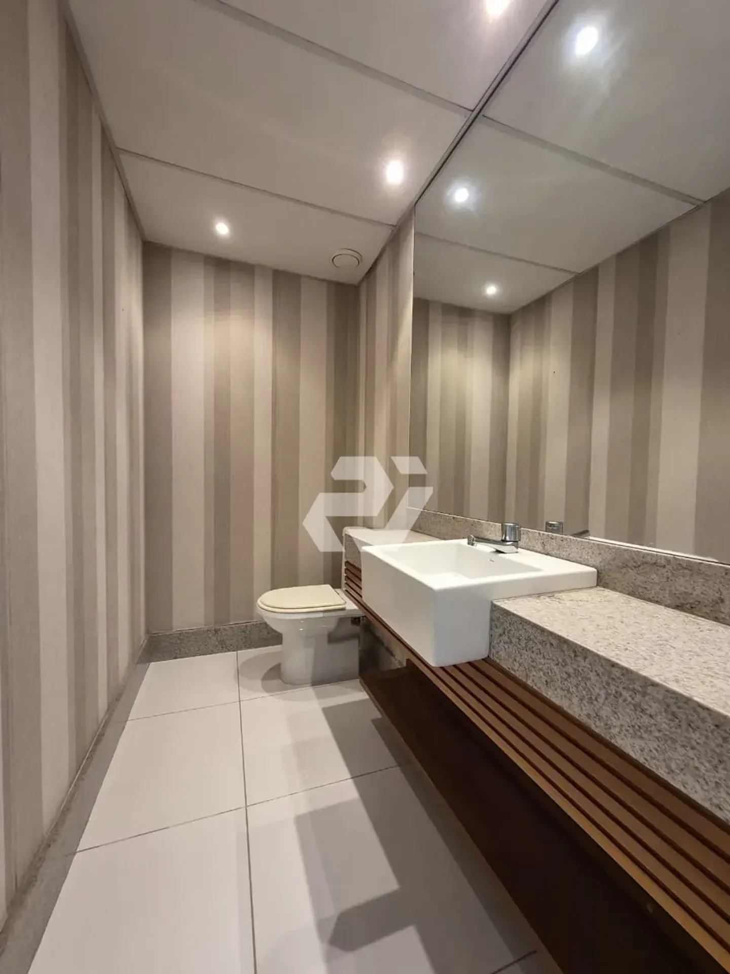 4-bedroom apartment with an enclosed glass balcony — photo 15