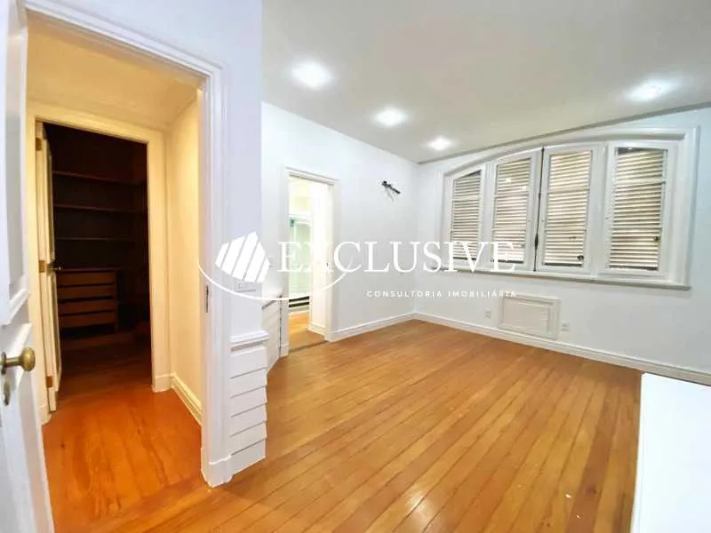 Bathtub in a 5-bedroom house, 881 m² — photo 2