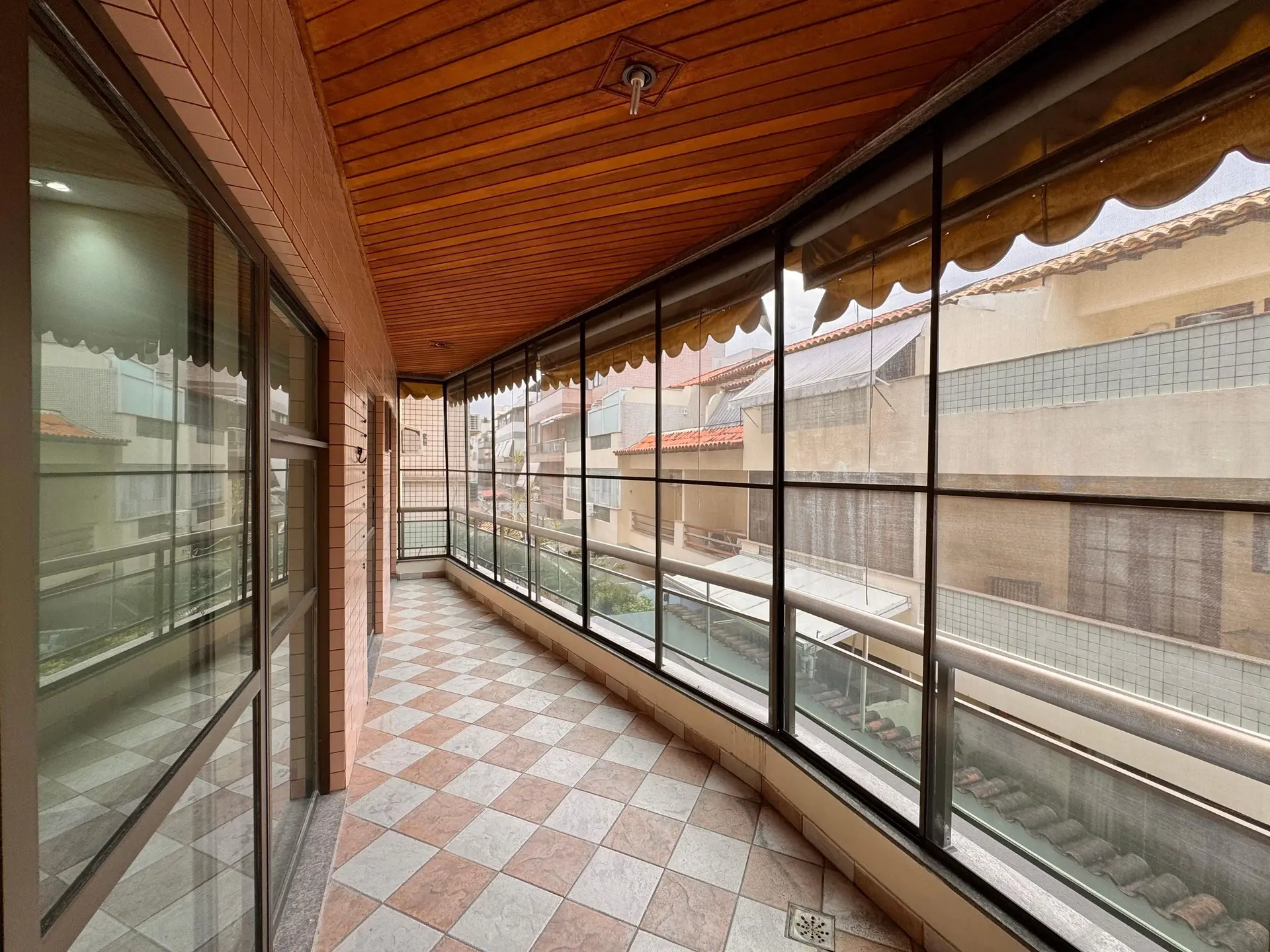 Unfurnished 3-bedroom apartment with enclosed balcony — photo 18