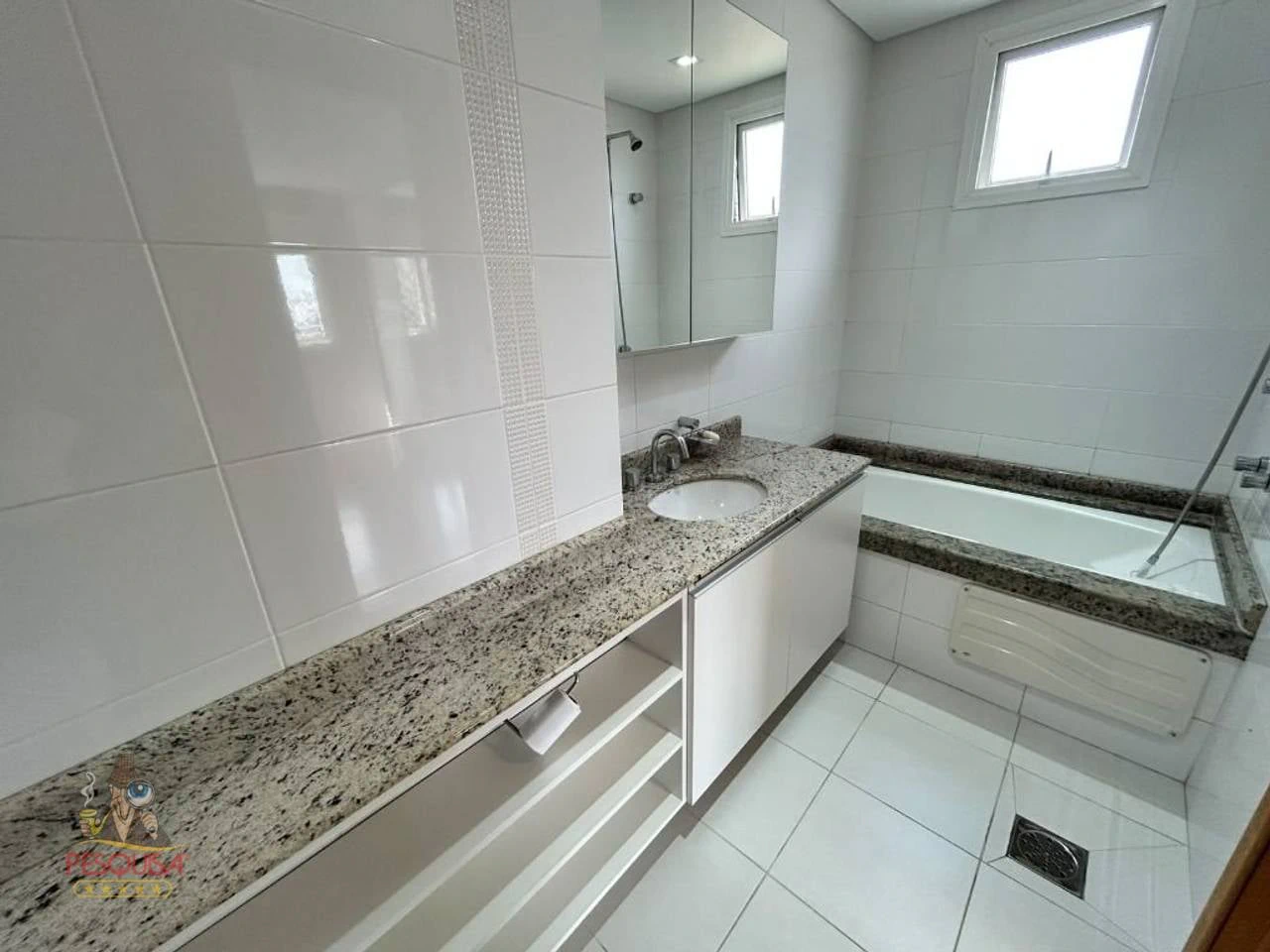 4-bedroom apartment with a bathtub — photo 22