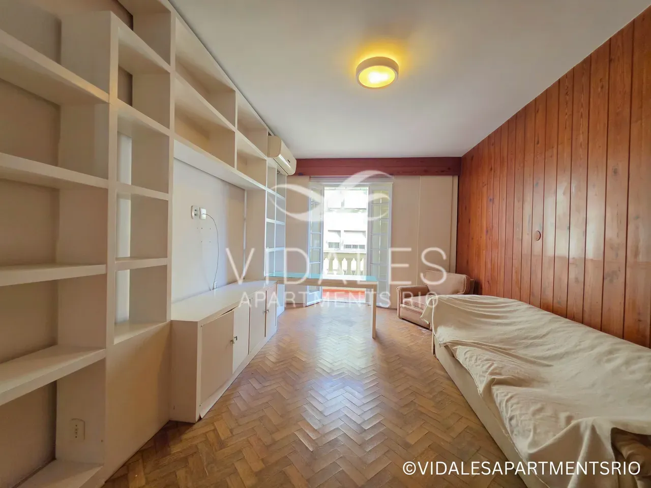 Unfurnished 4-bedroom apartment with a glassed-in balcony — photo 21