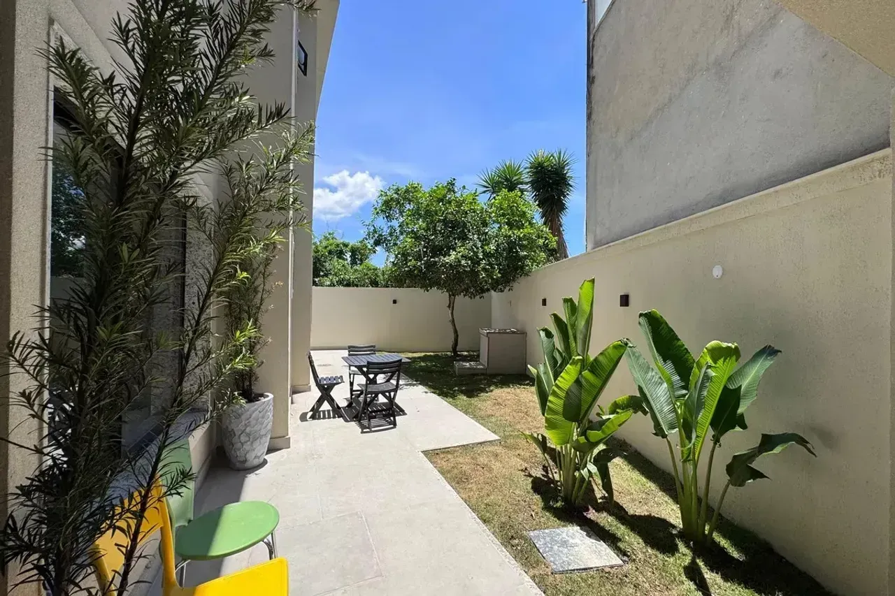 Casa de 4 dormitorios con ventanales de piso a techo — photo 19