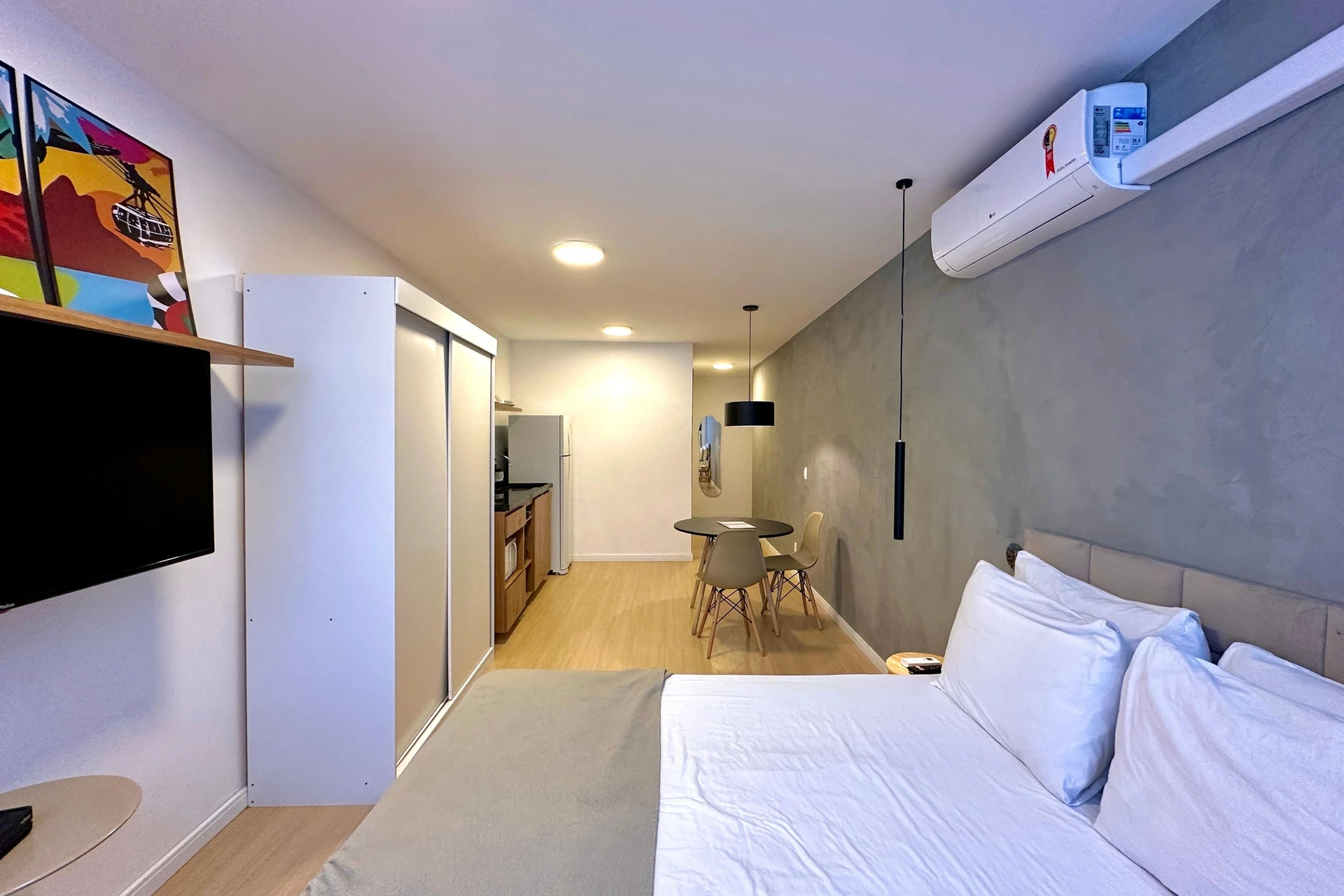 Furnished 1-bedroom apartment with a balcony grill — photo 3