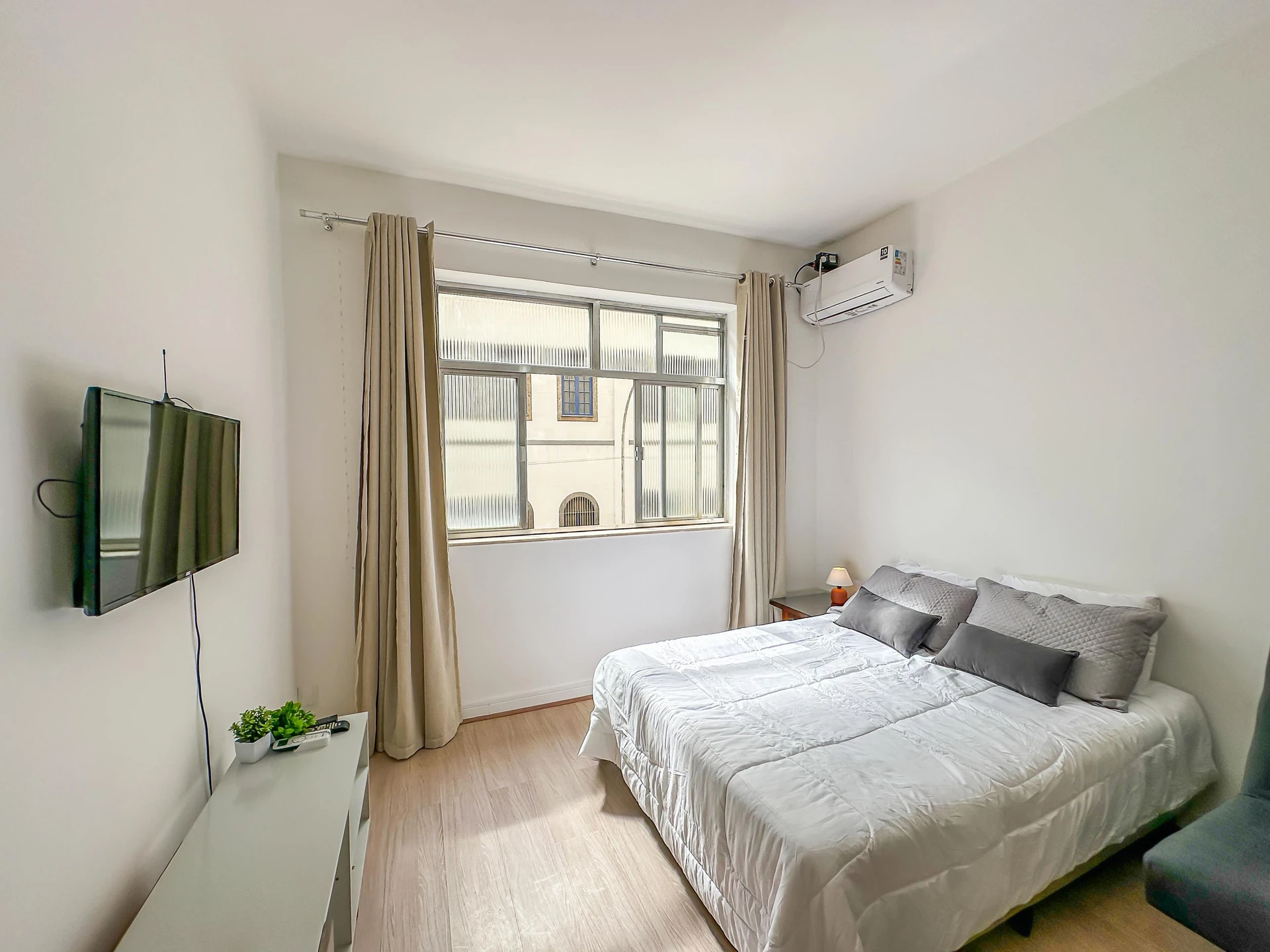 Furnished studio, 30 m², with wood or laminate floors — photo 15