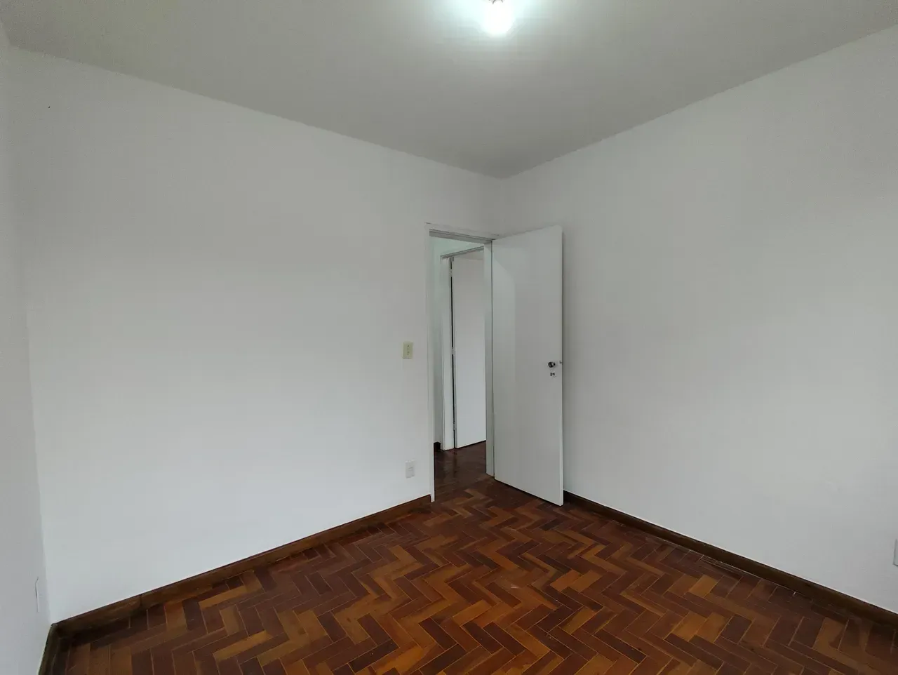 2-bedroom apartment with a separate, closed kitchen — photo 8