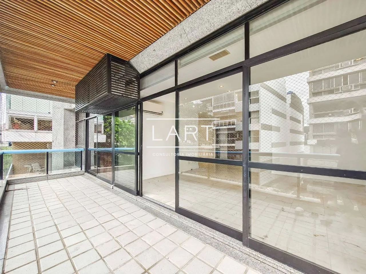 Floor-to-ceiling windows in a 3-bedroom apartment, 125 m² — photo 17