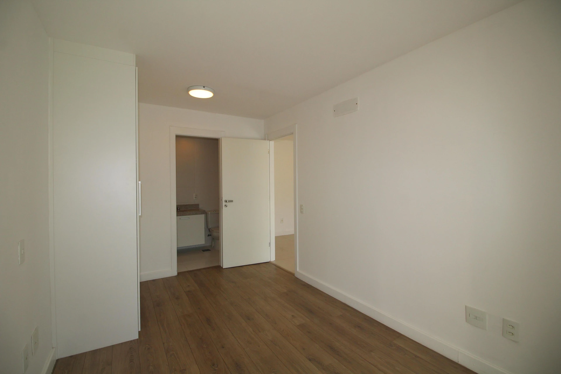 Apartamento de 2 quartos com janelas do piso ao teto — photo 28