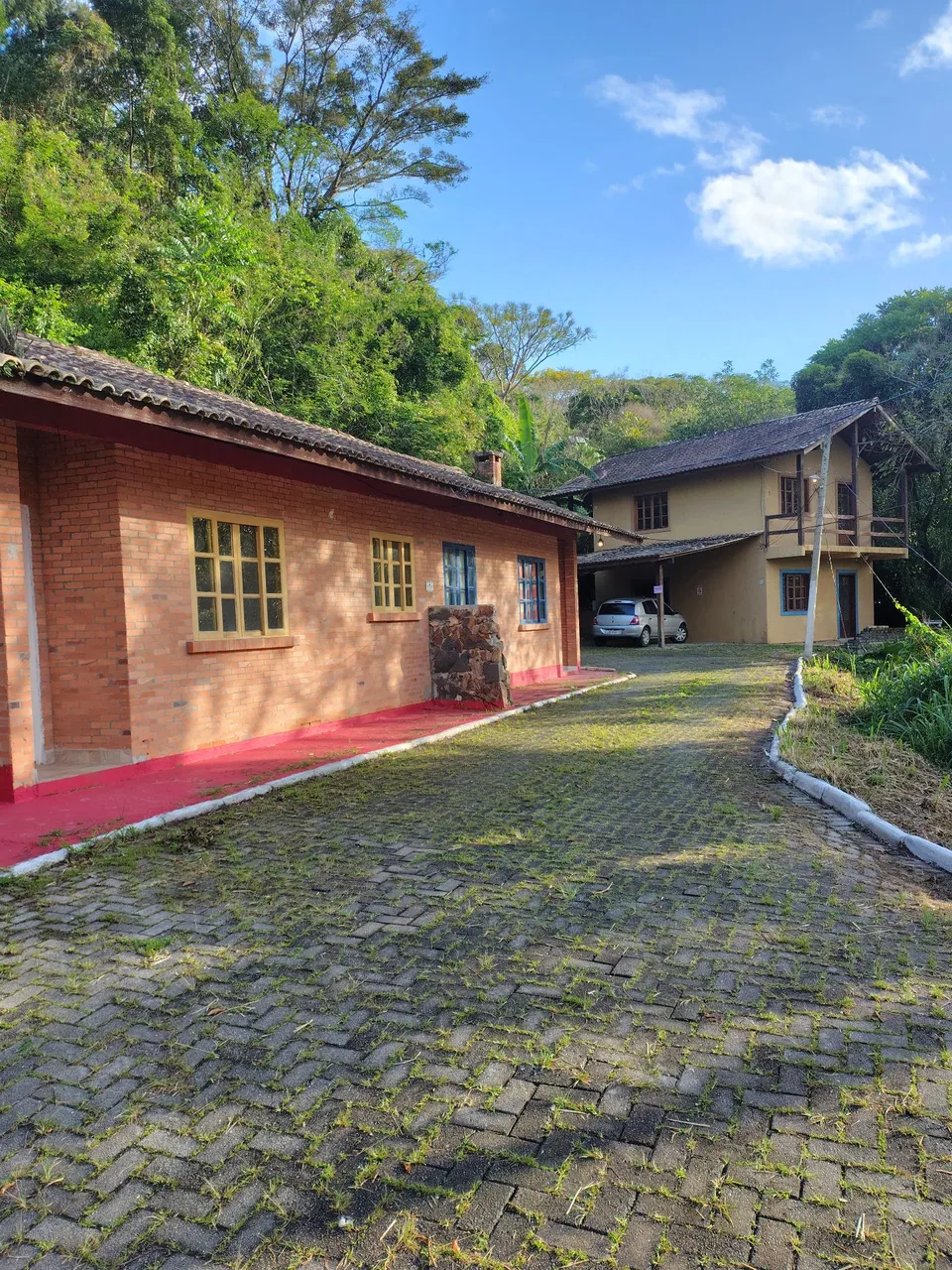 House with 2 bedrooms and 1 bathroom and mountain views