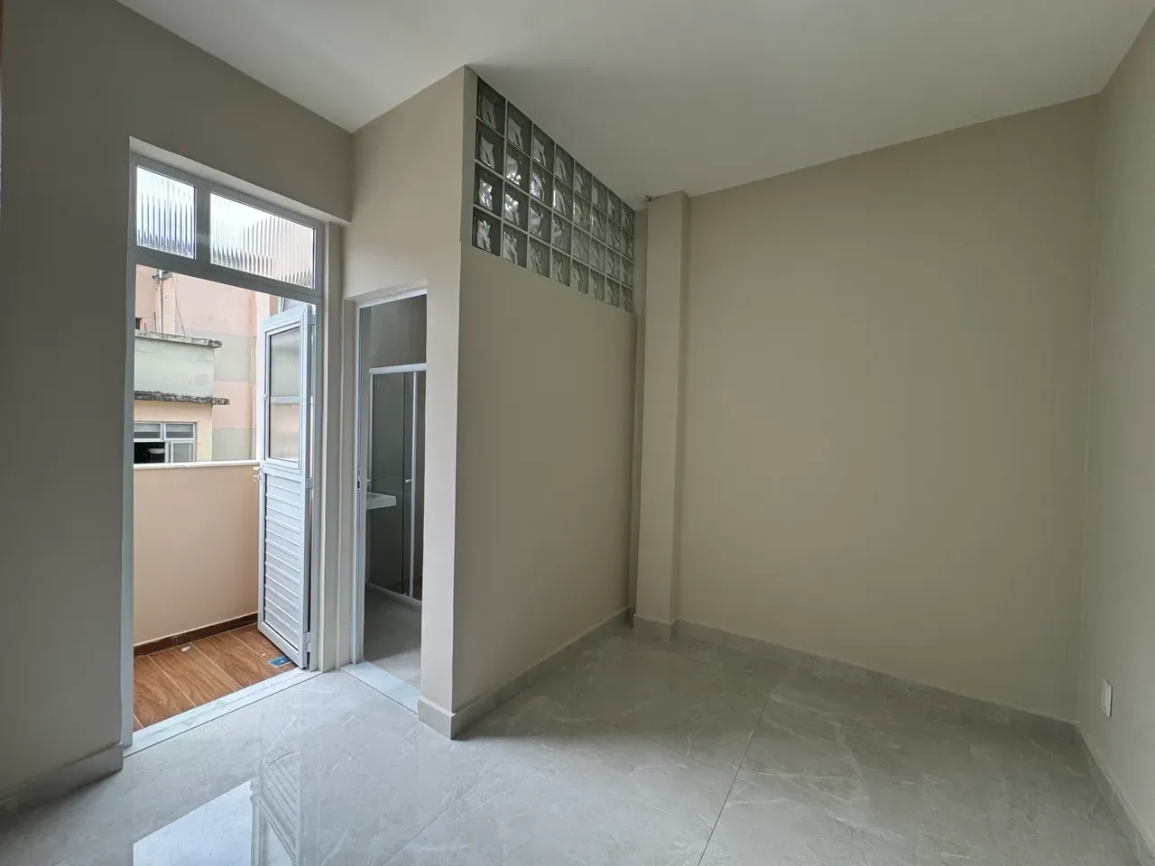 Glass-enclosed balcony in a one-bedroom apartment, 39 m² — photo 5