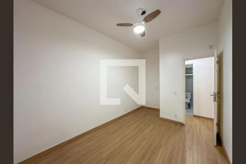 Apartamento de 2 quartos com piso de madeira ou laminado — photo 21