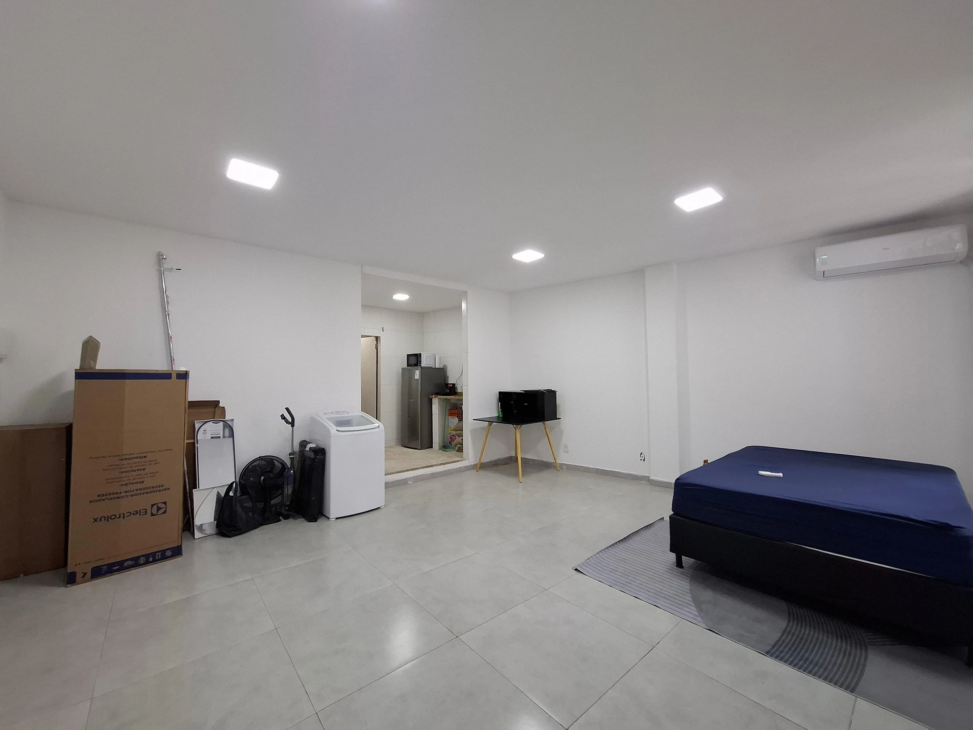 1-bedroom apartment with compact kitchenette, no parking — photo 3