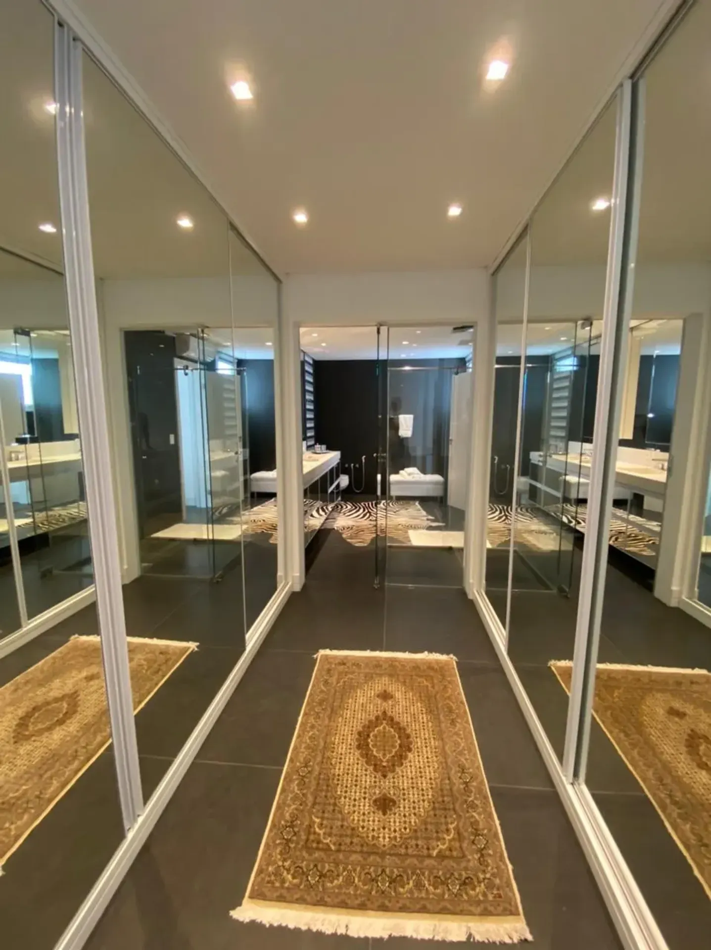 Casa mobiliada com 6 suítes e 7 banheiros — photo 22