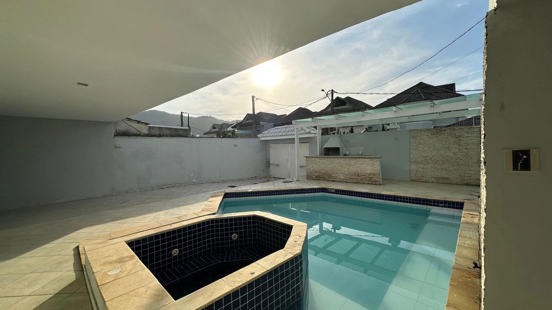 Condo house with 6 bedrooms and a balcony grill — photo 5