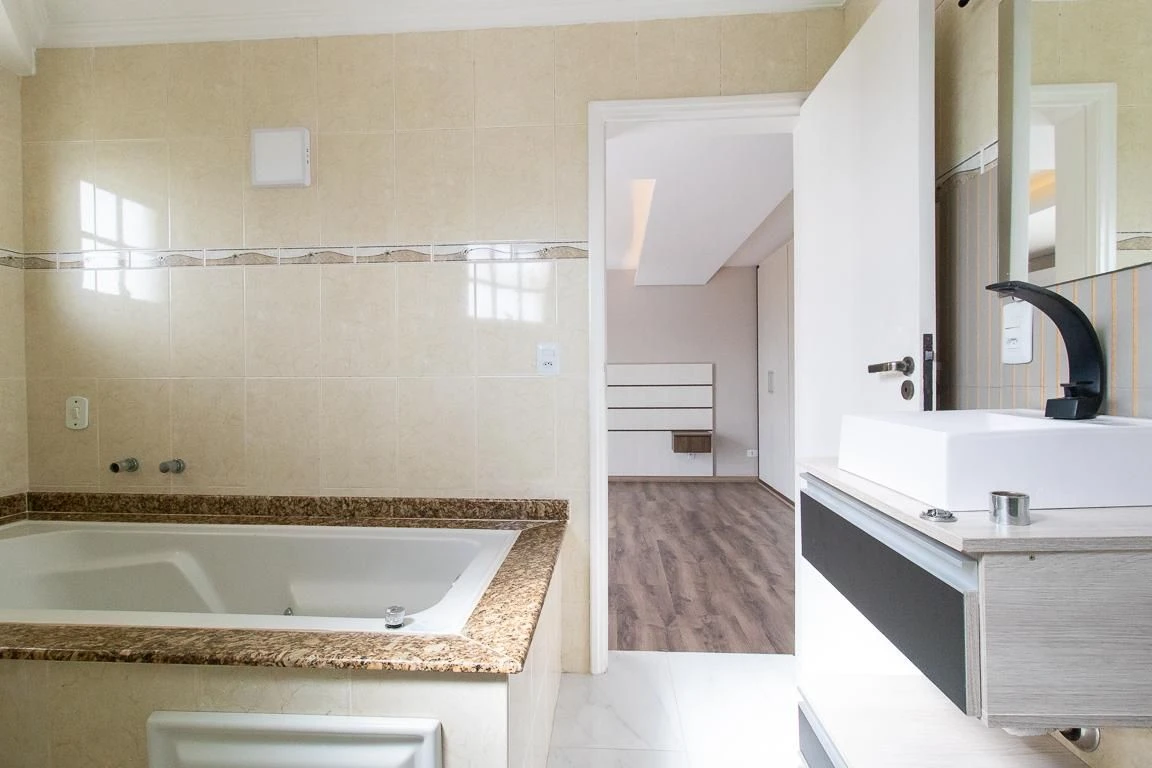 3-bedroom house with a jacuzzi — photo 25