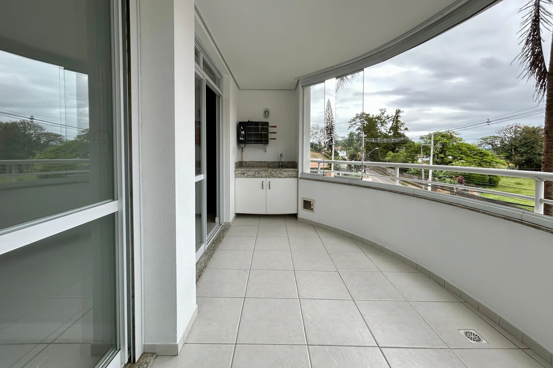 2-bedroom apartment in a building with a gym — photo 6