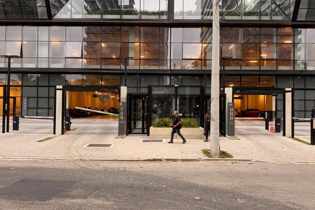 Glass-enclosed balcony in a 3-bedroom apartment, 119 m² — photo 21