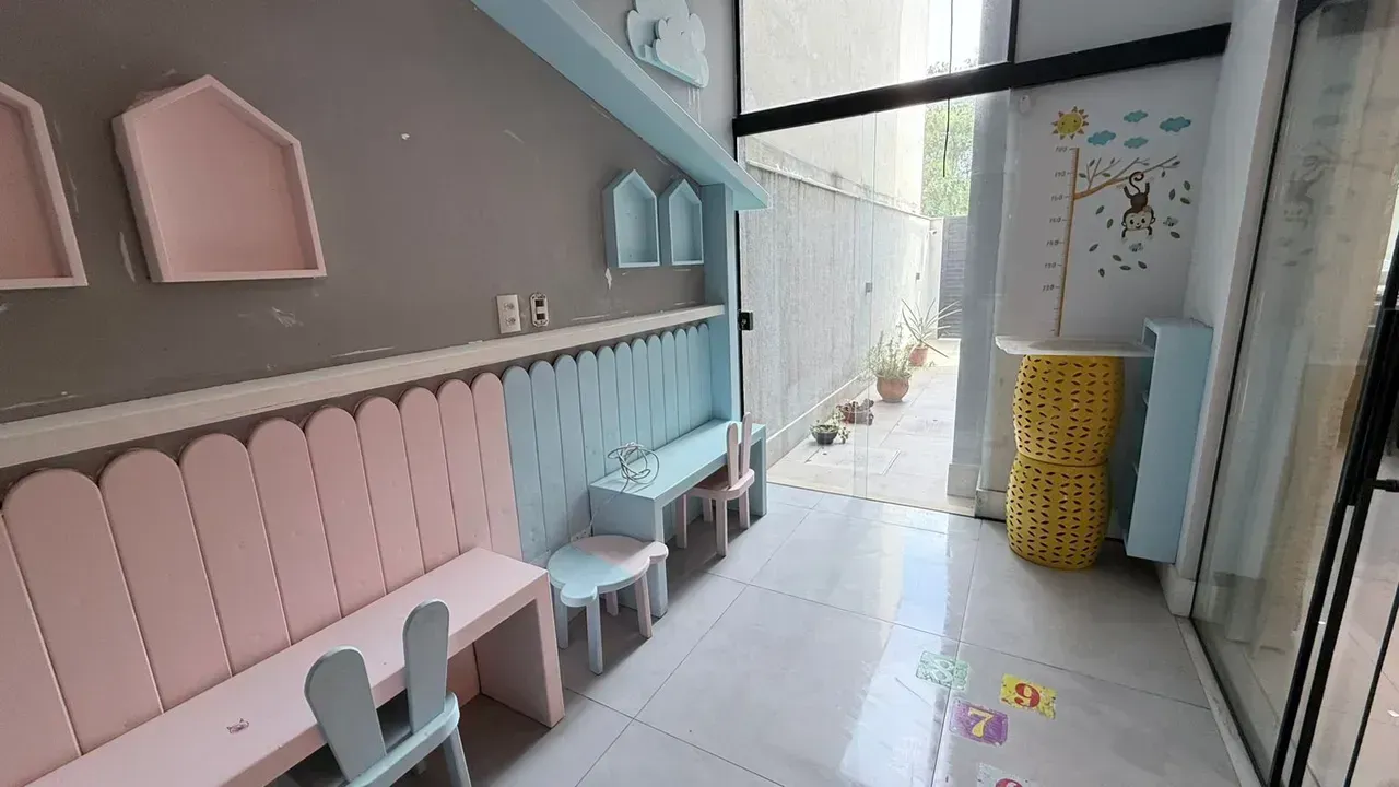 House with 6 bedrooms and an open kitchen with gas stove — photo 40