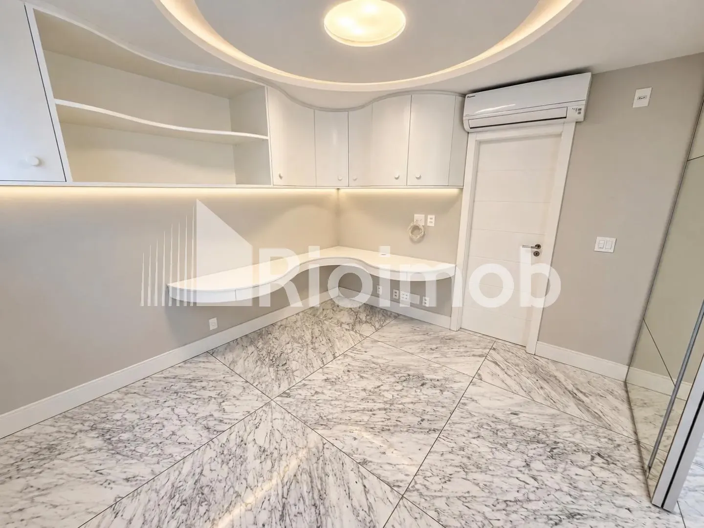 Ванна та 5 спалень: будинок 889 м² — photo 26