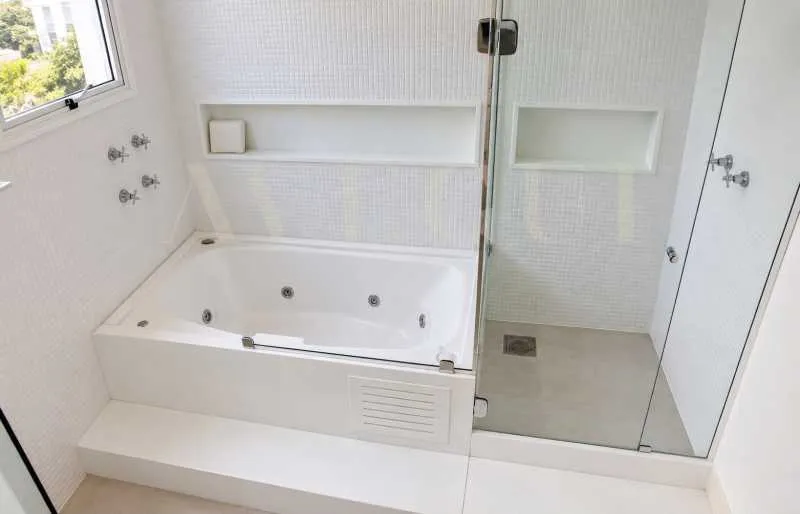 3-bedroom apartment in a building with a pool — photo 17