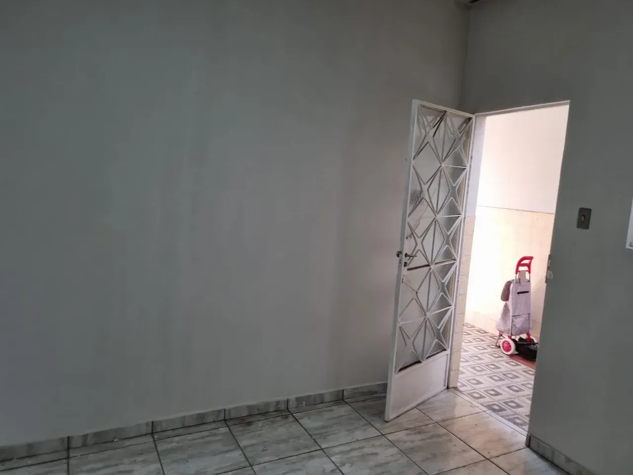Unfurnished 1-bedroom apartment with tiled floors — photo 7