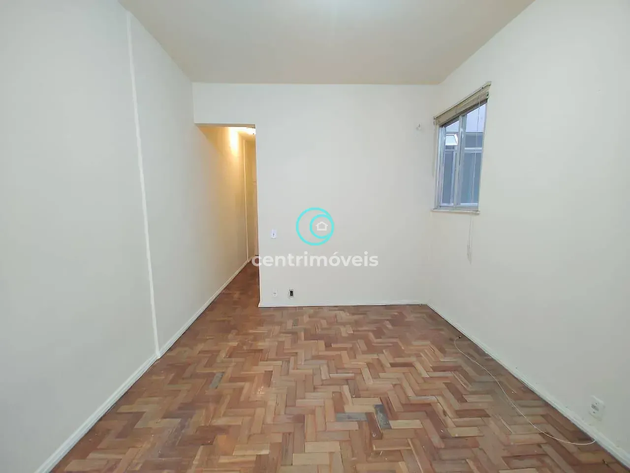 Wood or laminate floors in a one-bedroom apartment, 52 m² — photo 16