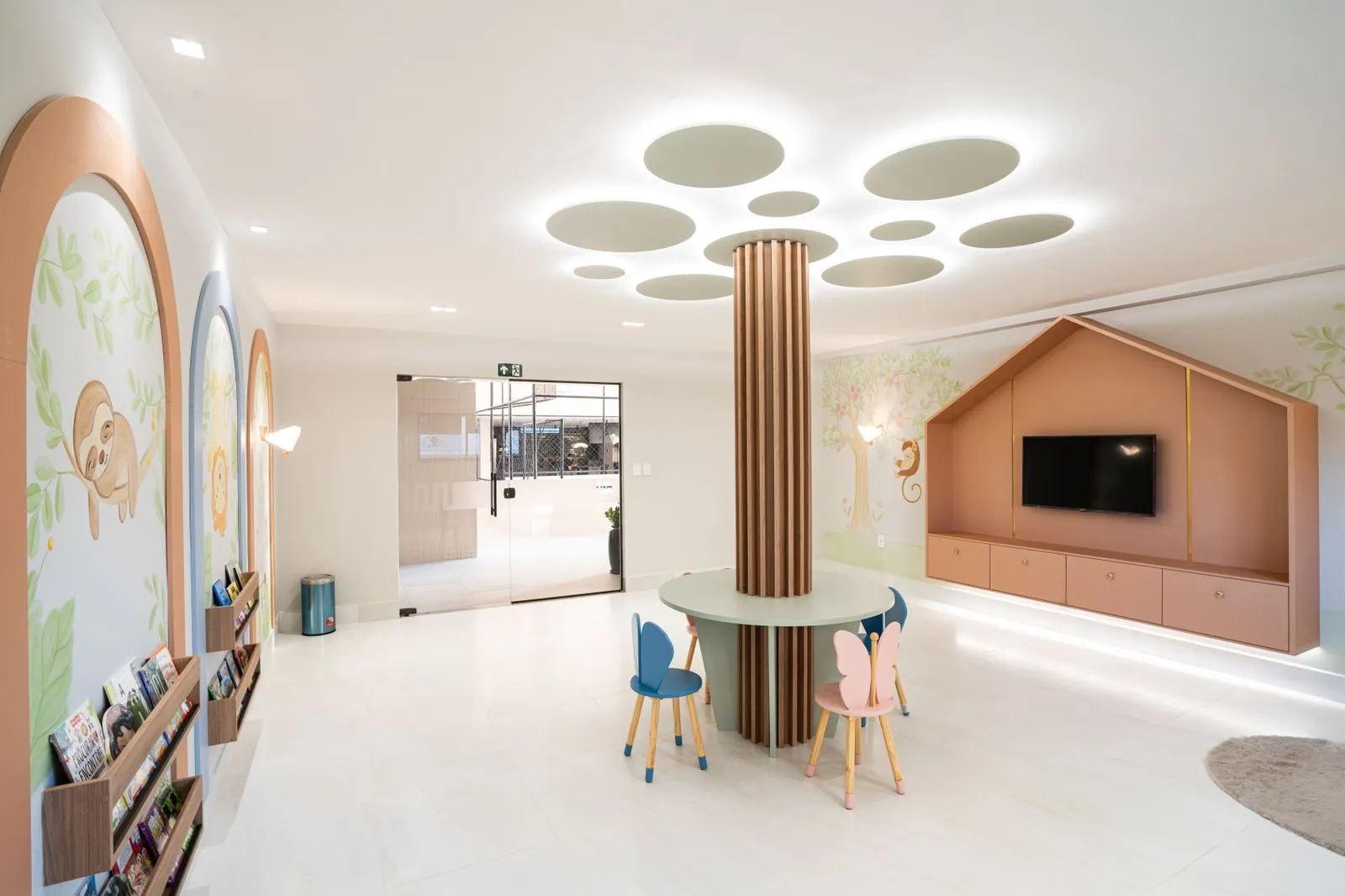 3-bedroom apartment in a building with a coworking space — photo 8