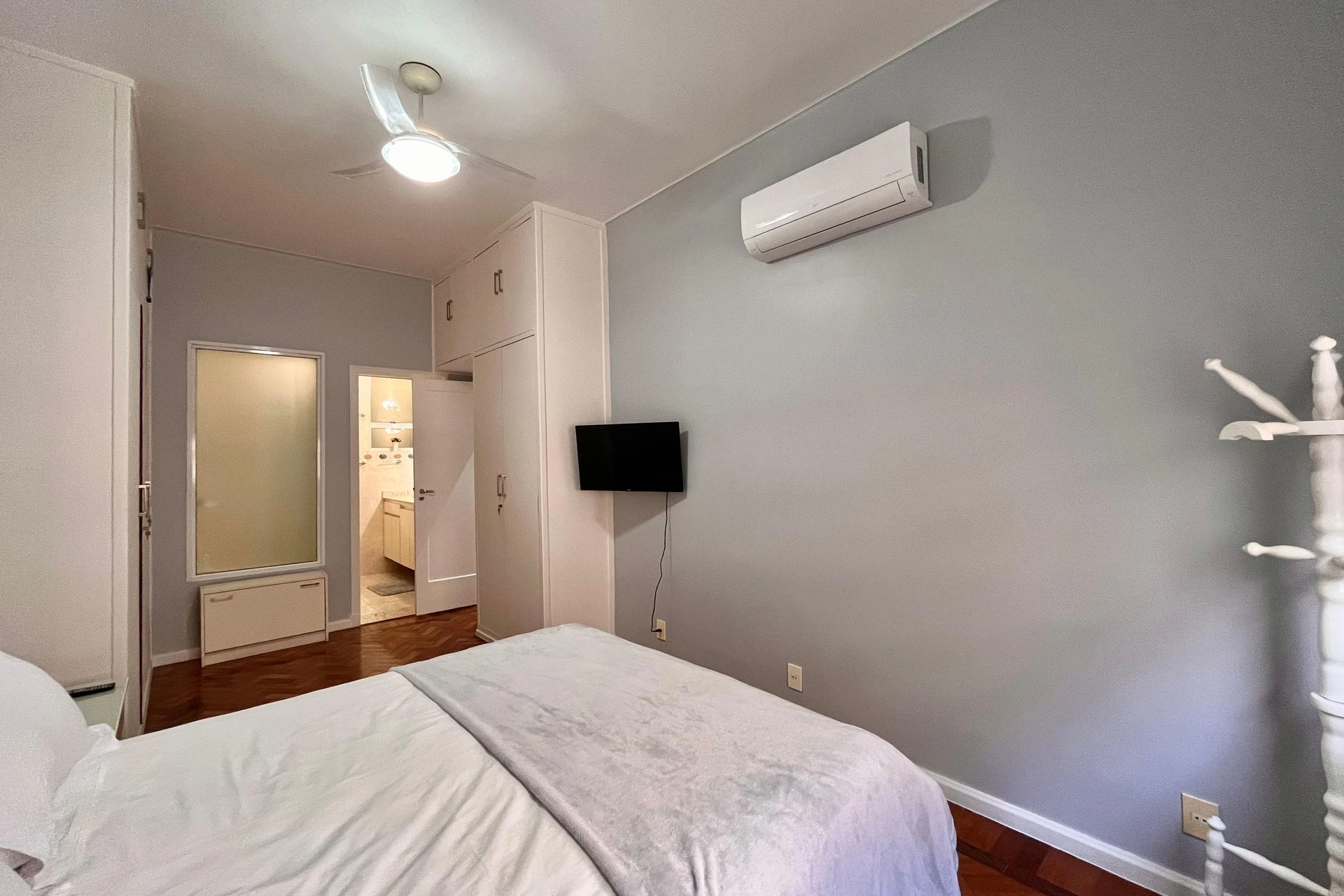 3-bedroom apartment with a working laundry setup — photo 13