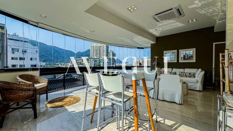 4-bedroom apartment in a building with a pool — photo 13