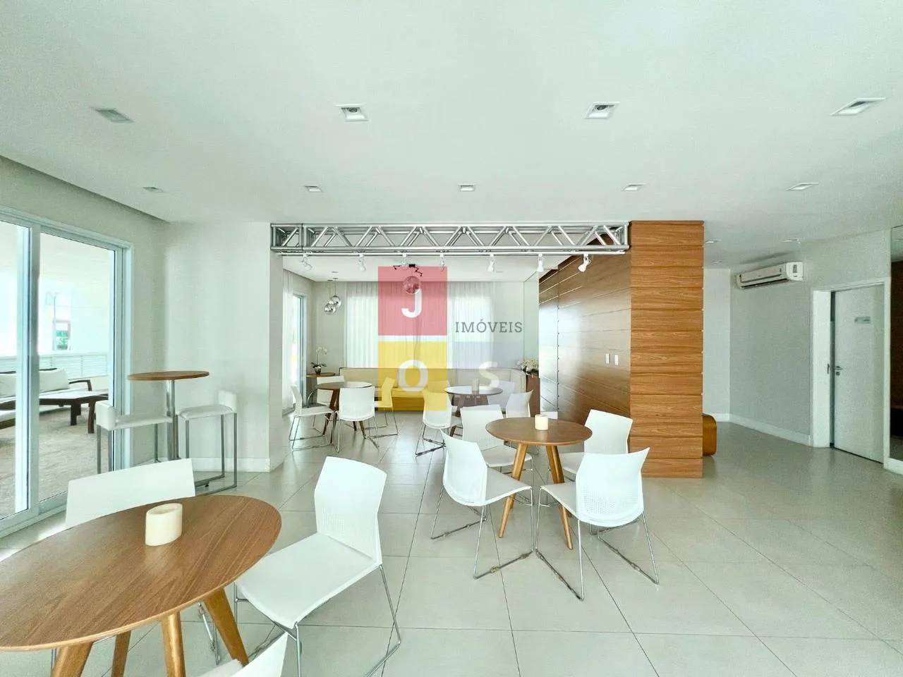 Furnished 4-bedroom suite apartment with 156 m² — photo 44