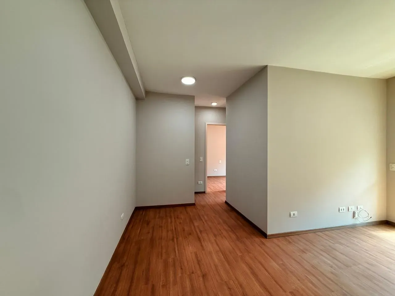 Apartment on the 4th floor with wood or laminate floors — photo 8