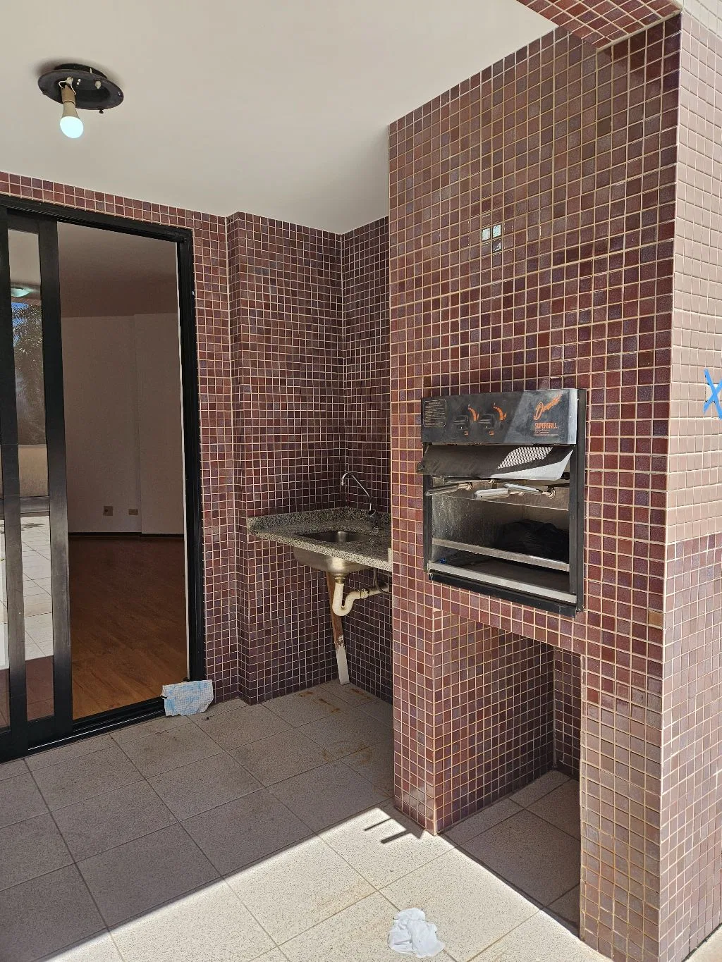 Balcony with a grill in a one-bedroom apartment, 62 m² — photo 5