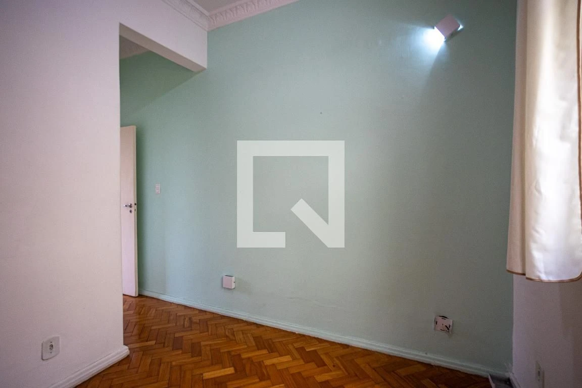 Wood or laminate floors in a 3-bedroom apartment, 85 m² — photo 36