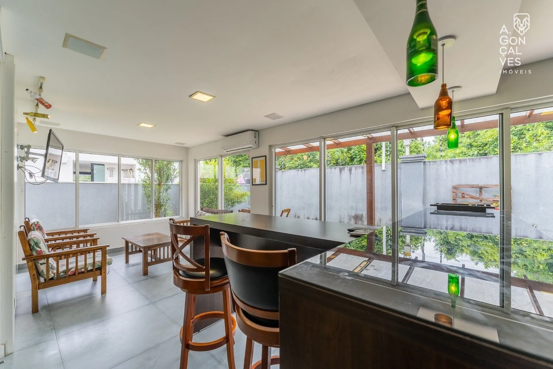 Furnished 4-bedroom house with hot tub and 4 parking spots — photo 15
