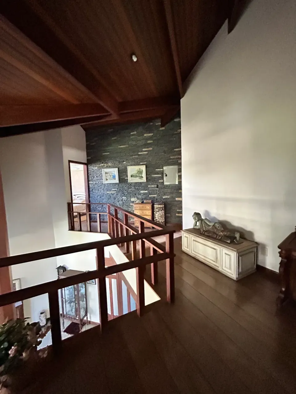 House with 4 bedrooms and 5 bathrooms plus shared pool area — photo 8