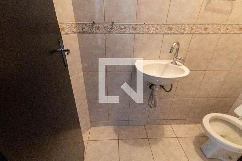 3-bedroom house with wood or laminate floors in Curitiba — photo 42
