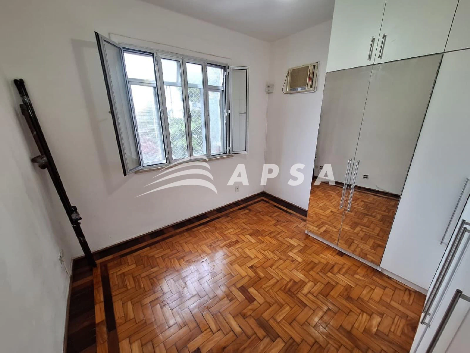 Apartment with 2 bedrooms and an open-plan kitchen — photo 3