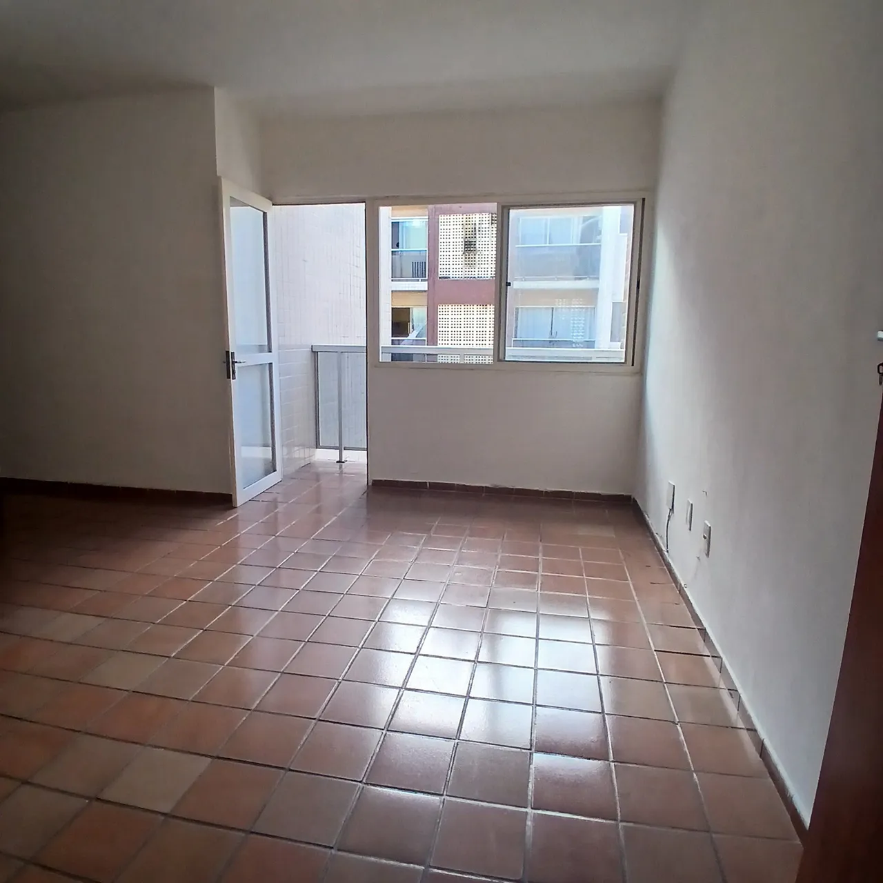 Unfurnished 3-bedroom apartment with a balcony — photo 13