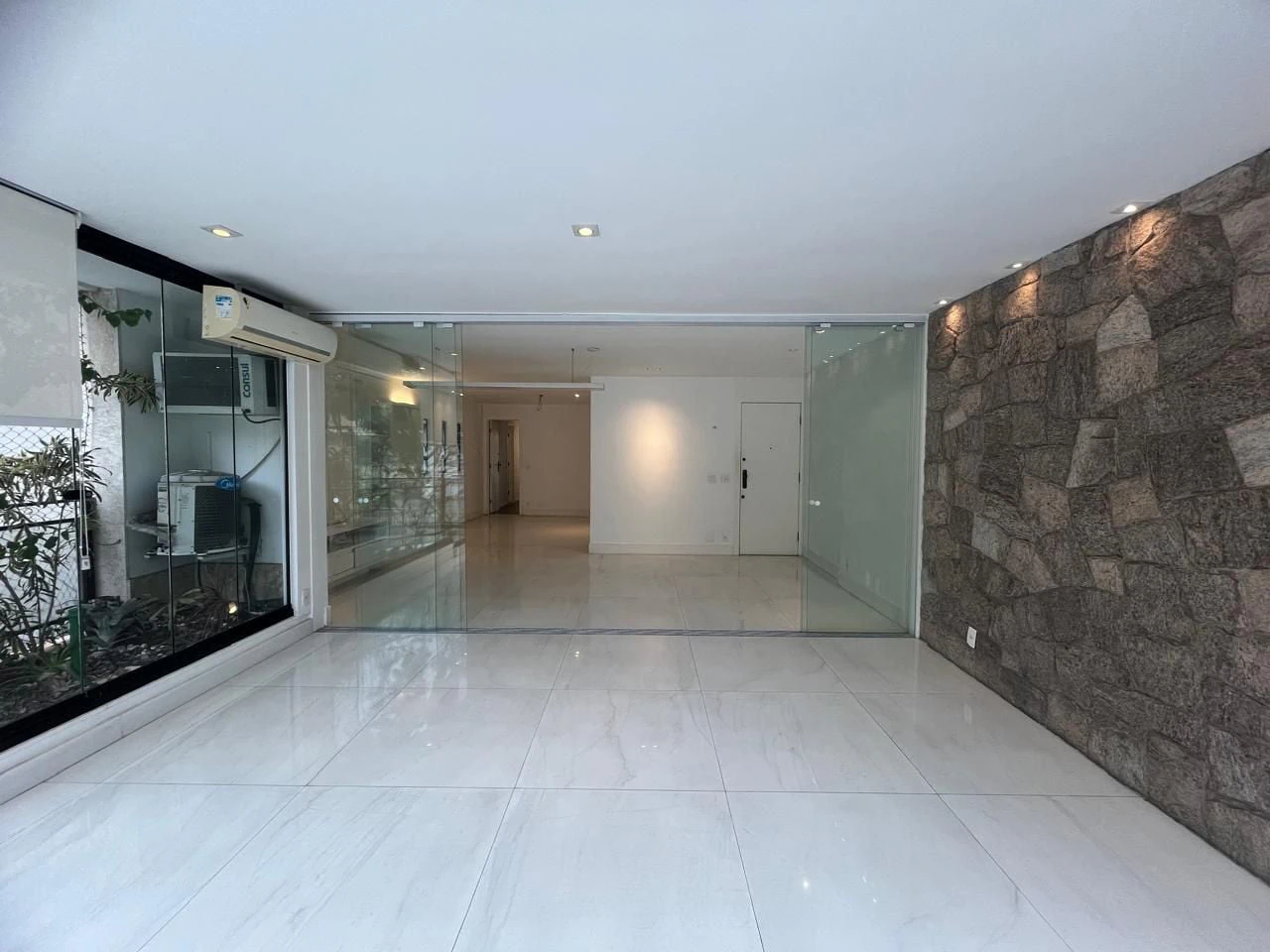 Glass-enclosed balcony in a 3-bedroom apartment, 160 m² — photo 5