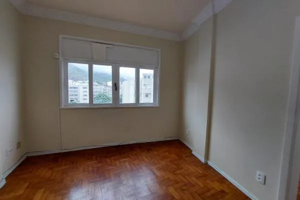 One-bedroom apartment with a mountain view — photo 8