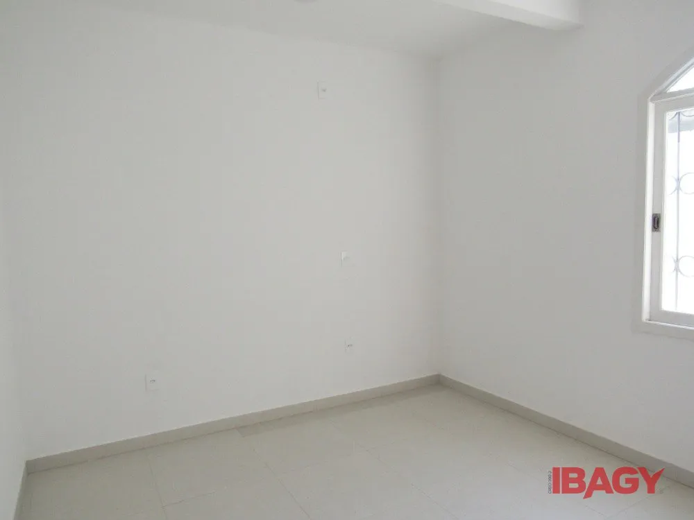 One-bedroom, 30 m² apartment in Florianópolis — photo 3