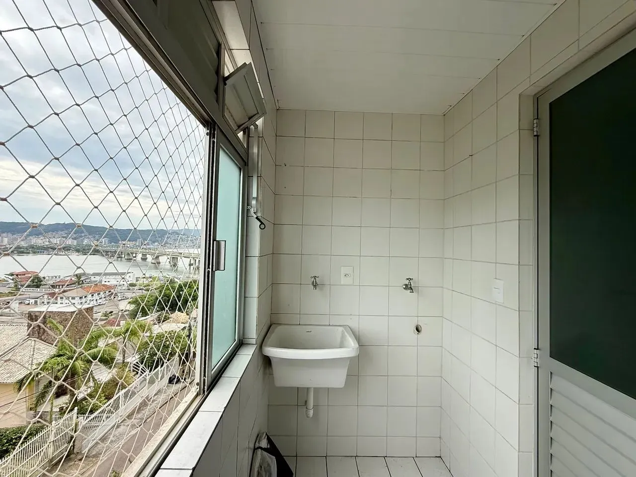 Unfurnished apartment with 2 bedrooms and parking