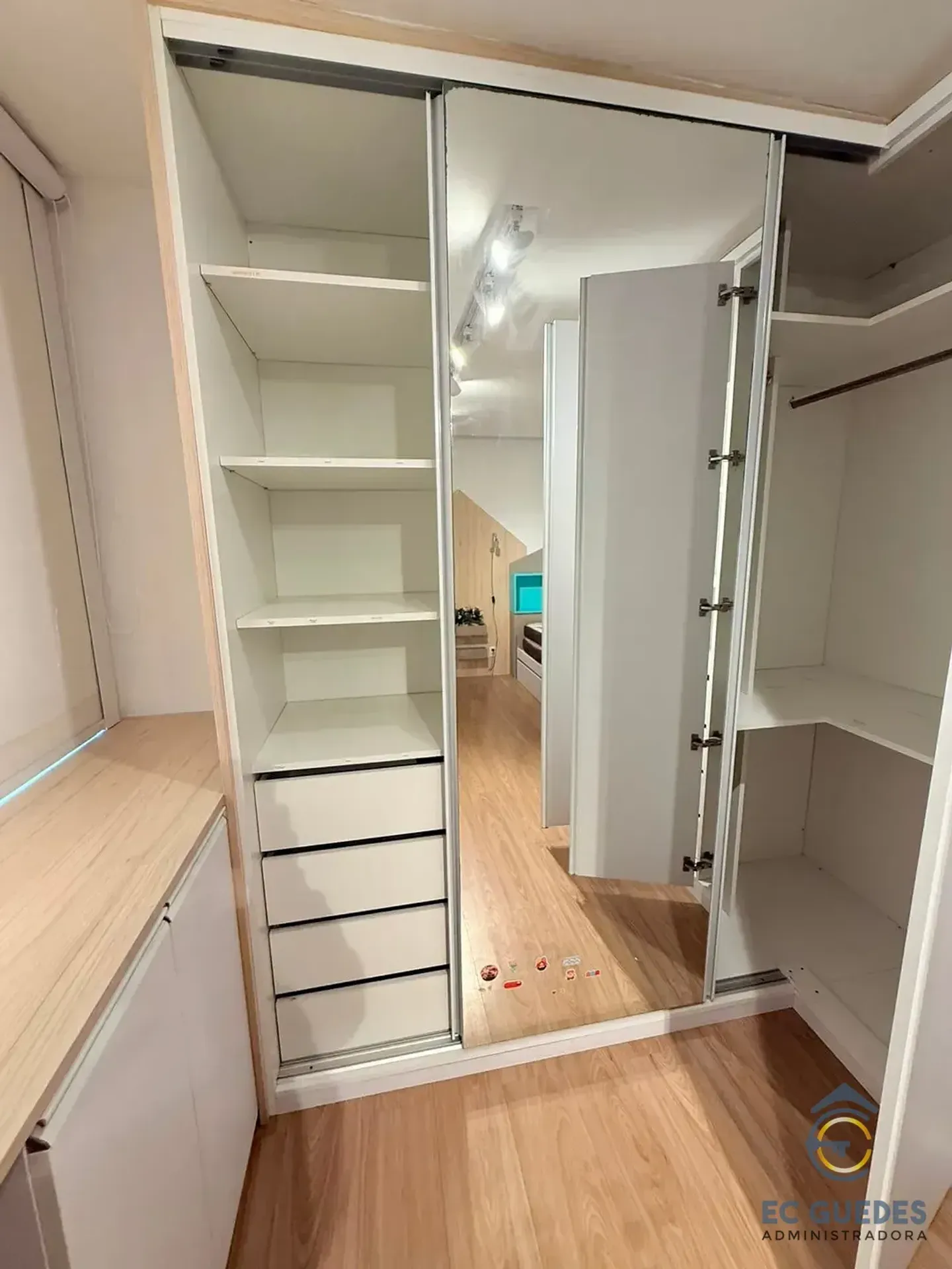 Furnished 3-bedroom apartment with glassed balcony — photo 41
