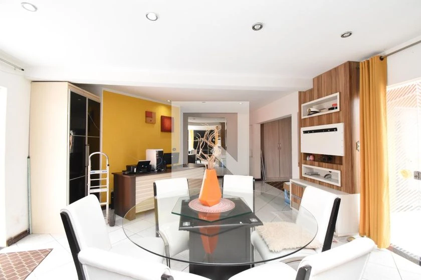 Casa com 5 quartos e lavanderia com máquina de lavar
