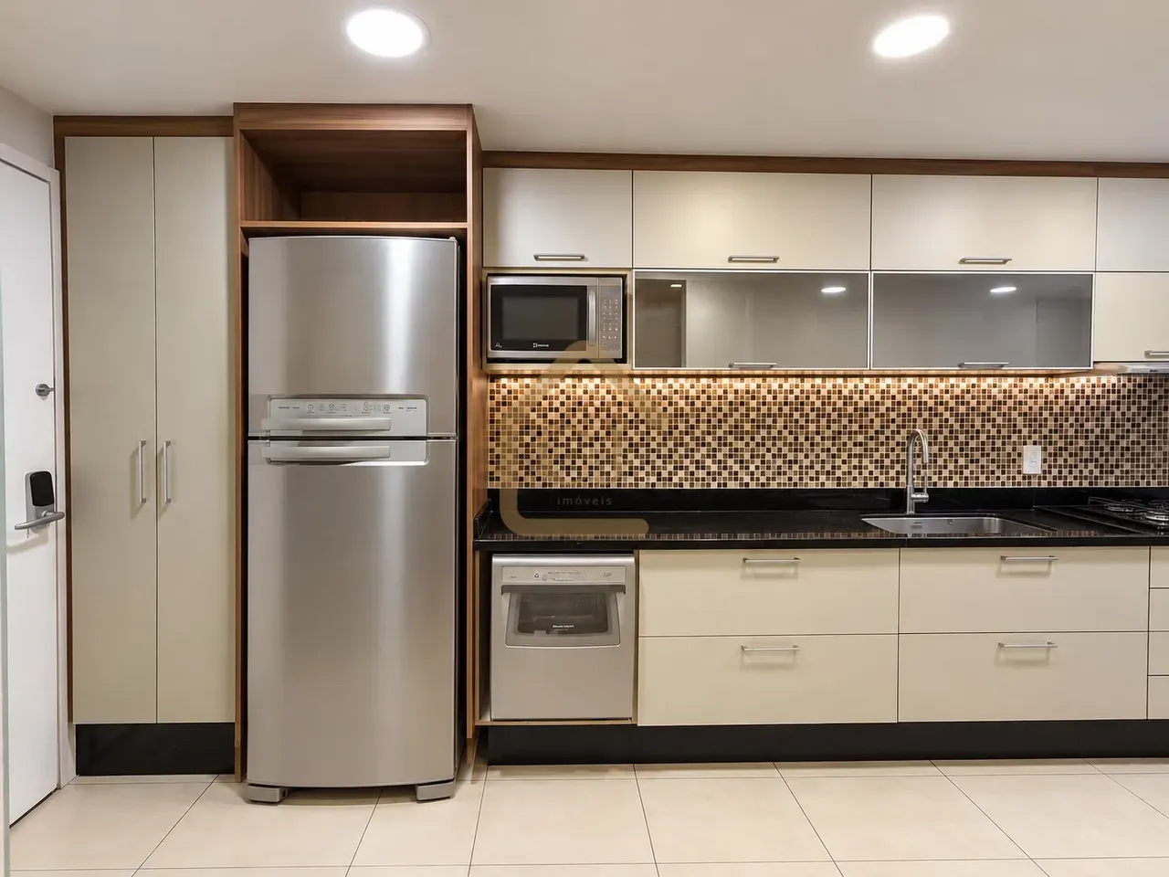4-bedroom apartment in a building with a heated pool — photo 2